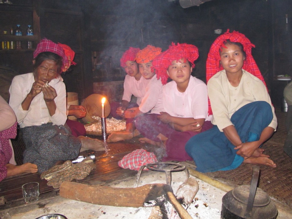 Myanmar trek Taungthu women